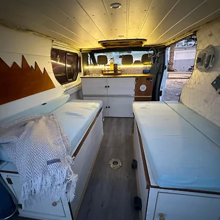 Camper Van Orange Crab Campingplads *